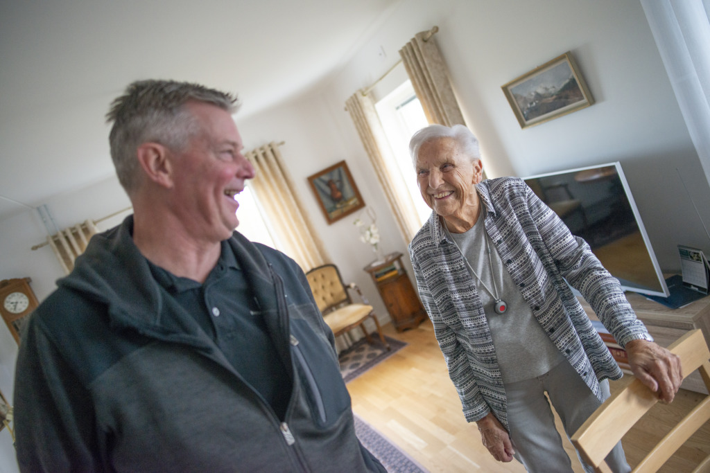 Peter Alberoth och Gerd Rydström samtalar i Gerds lägenhet i Marmorlyckans trygghetsboende.