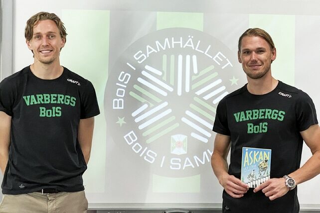 BoIS läsande förebilder Hampus Zachrisson och Joakim Lindner i samband med ett skolbesök.